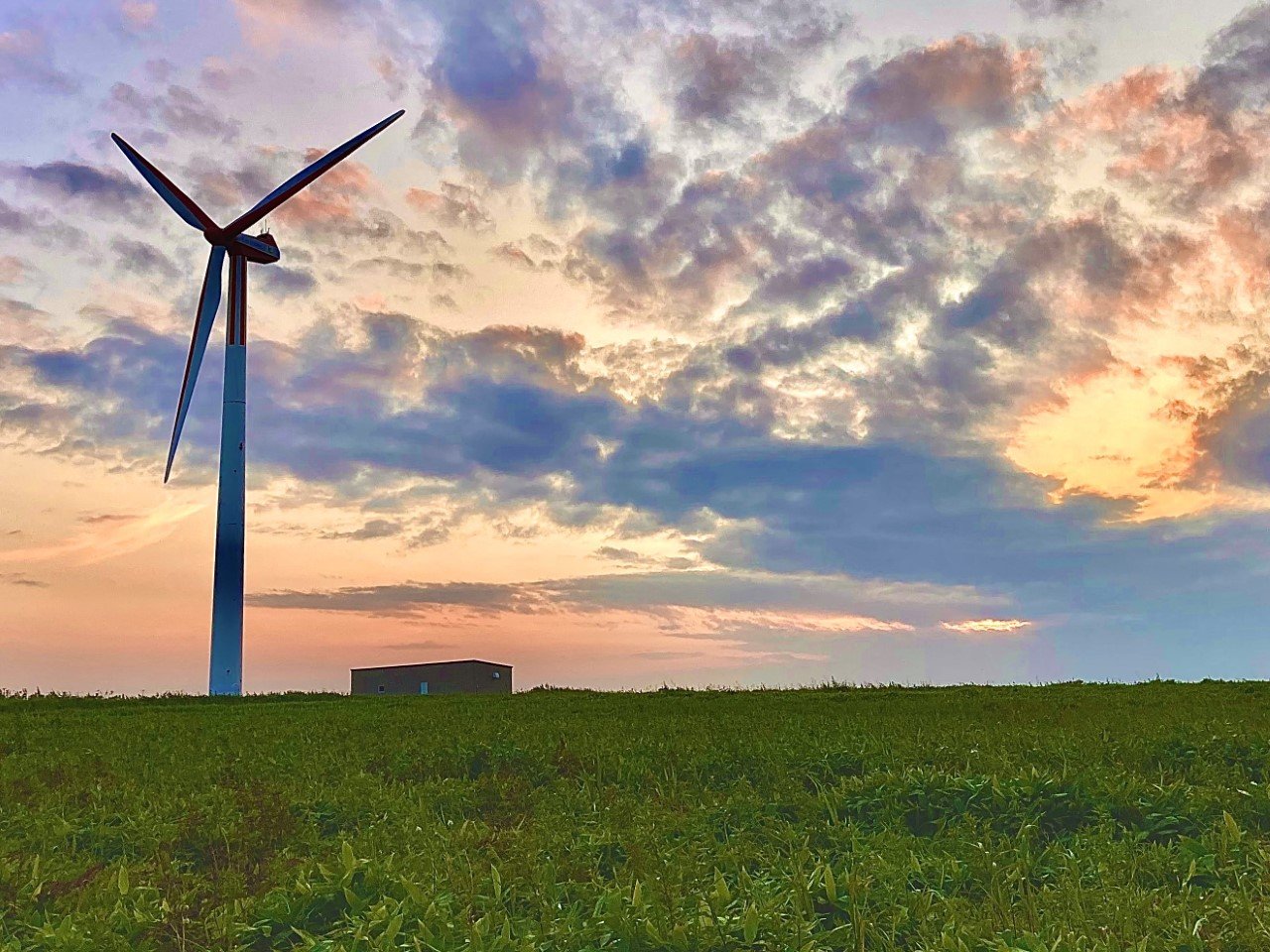 最東端の夕暮れ_根室歯舞風力発電所（北海道）